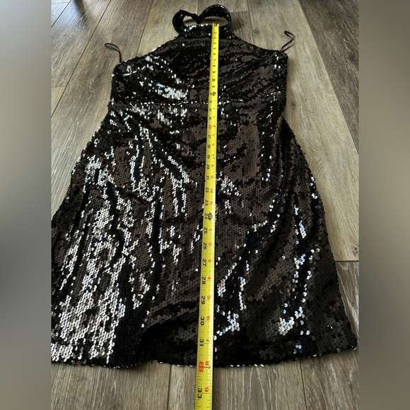 🤩LU LU’S  sequin Body control Backless sparkling mini dress excellent condition - Picture 4 of 7